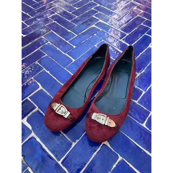Gucci Women's Burgundy Suede Flats with gold Buckle Detail - Picture 5 of 9